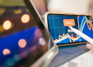 Trader für mehrere Märkte prüft Bitcoin-, Ethereum- und Forex-Optionen